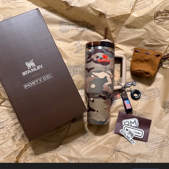 Stanley Camo Tumbler with Handle and Straw - Picture 4 of 4